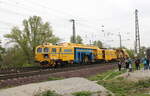 Auf der Fahrt Richtung Hauptbahnhof passiert der JumboTec UNIMAT 09-4x4/4S Dynamic (D-JT 99 80 9123 006-5) am 06.05.2023 einige Hobbyfotografen an der Herrenkrugbr�cke in Magdeburg, die w�hrend des Familienfestes der Magdeburger Eisenbahnfreunde in der N�he Abwechslung an der Strecke suchten.