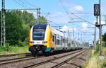 Seit nun etwas über einem halben Jahr fahren die neune 462er der ODEG auf dem RE1 von Berlin über Brandenburg nach Magdeburg. Hier hat 462 014-6 soeben den Brandenburger Hbf in Richtung Magdeburg verlassen. Das Bild wurde von der der Straße Am Breiten Bruch aufgenommen.

Brandenburg 20.07.2023
