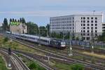 193 626  140 years e-mobility  durchfährt mit einem Eurocity aus Warschau Berlin Ostkreuz in Richtung Berlin Ostbahnhof.