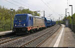 Blau in Blau:  Die für Thüringens Hauptstadt Erfurt werbende 187 666-3 durchfährt mit Schüttgutwagen den Haltepunkt Herrenkrug der Landeshauptstadt Sachsen-Anhalts.