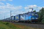 383 009-8 fuhr am 13.06.2021 mit einem KLV-Zug (LKW-Walter) durch Vietznitz in Richtung Berliner Außenring.