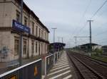 Neustadt (Dosse) (Hamburger Bahn, KBS 202) und 209.73, Bahnsteige und leer stehendes Empfangsgeb�ude (05.05.2009)