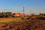 DB 182 020 mit dem RE2 im Abendlicht.