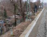 13.12.2015 Trotz grundhafter Erneuerung stehen geblieben: Nummernstein an der alten Görlitzer Bahn nahe Baumschulenweg.