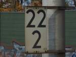 Zwei, zwei, zwei... zeigt diese Hektometertafel am Hp. Dallgow-Dberitz (Lehrter Bahn), die - gem Angabe - die exakte Position  Km 22,222  hat. Zufall oder Spielerei?