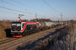Am 14.12.2022 zog die 155 046 der Fahrzeugwerke Karsdorf für den Erfurter Bahnservice einen Kesselzug von Stendell, hier zu sehen durch das frostige Schmargendorf nahe Herzsprung.