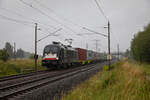 Dispo 182 505 zog am 01.08.2023 einen Containerzug durch Teschenhagen bei Stralsund.
