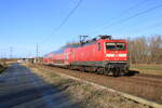 112 113 zog am 22.01.2022 den RE7 von Stralsund Hbf nach Greifswald. Aufgenommen bei Brandshagen.