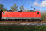 Portrait Aufnahme der 112 185 von DB Regio Nordost am Haltepunkt Wüstenfelde. Sie schob am 08.05.2022 den RE 3 (3307) von Stralsund Hbf nach Falkenberg (Elster).