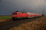 Weltuntergangsstimmung am 15.01.2023: 112 107 mit dem RE3 93010 Eberswalde - Stralsund bei Groß Kiesow.
Die weißen Punkte sind Graupel Körner.