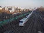 ICE 1 (Tz 107) fährt als ICE 837 von Berlin nach Frankfurt (M).
Hier zeigt er sich vor der Kulisse des Potsdamer Platzes als ICE ohne LDV (also 12 Wagen) an seinem letzten Tag vor der LDV.
Aufgenommen von der Monumentenbrücke in Berlin.

Berlin, der 22.01.2026