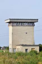 Fast wie ein Wachturm im Norgendwo wirkt das massive Stellwerk am Abzweig Großrössen. Es ging 2002 außer Betrieb da die Abzweige stillgelegt wurden. So konnte früher von Annaburg nach Herzberg (Elster) oder nach Herzberg (Elster) Stadt weiter fahren ohne in Falkenberg Kopf zu machen. 

Großrössen 23.09.2024