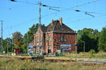 Blick auf das Empfangsgebäude der Neukölln-Mittenwalder Eisenbahn in Zossen. 1900 eröffnet und 1974 bereits wieder stillgelegt worden. Heute ist hier eine Dreisienen Strecke.

Zossen 26.07.2018