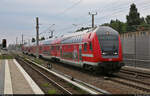 DBpbzfa mit Schublok 112 109-4 durchfährt den Bahnhof Berlin-Blankenburg.