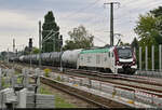 Bei diesem Bild musste es schnell gehen:
Gerade erst im Bahnhof Berlin-Karow angekommen, rollte dem Fotografen ein Kesselzug mit der noch sehr neuen 159 228-6 (Stadler Eurodual) Richtung Karower Kreuz entgegen. Sie trägt Werbung für die Verbio Vereinigte Bioenergie AG.
Aufgenommen am Ende des Bahnsteigs 1/2.

🧰 Rail Care and Management GmbH (RCM)/European Loc Pool AG (ELP), vermietet an die Leipziger Eisenbahnverkehrsgesellschaft mbH (LEG)
🚩 Bahnstrecke Berlin–Szczecin (KBS 200.2)
🕓 22.8.2021 | 12:43 Uhr