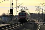 Die Sonne am Morgen des 22.01.2022 trieb 112 111 mit ihrem RE3 nach Stralsund Hbf, durch die ländliche Prärie Wüstenfeldes.