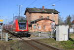 Bf Züssow [WZS] | Zug auf RE3 nach Stralsund ausfahrend | vom Bahnsteigende aus aufgenommen | Februar 2022