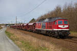 WFL 232 182 mit leerem Schotterzug am 04.04.2023 in Teschenhagen.