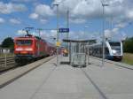 Bahnhof Z�ssow am 23.Juni 2012,w�hrend 114 004 ihren RE weiter nach Stralsund schob,wartete die UBB auf Anschlu�reisende auf die Insel Usedom.