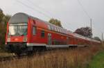 Hier ein RE3 (RE18349) von Schwedt(Oder) Hbf. nach Wünsdorf-Waldstadt, am 11.10.2013 zwischen dem BÜ Vierradener Chaussee und dem Bahnhof Schwedt(Oder) Mitte. Zuglok war 112 110.