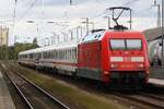 IC 1953 geschoben von 101 084-2 am 10.10.2020 beim Halt im Bf Anklam.