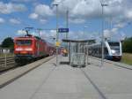 Bahnhof Zssow am 23.Juni 2012,whrend 114 004 ihren RE weiter nach Stralsund schob,wartete die UBB auf Anschlureisende auf die Insel Usedom.