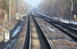 4.3.2013 Dresdner Bahn zwischen Rckersdorf und Hohenleipisch. 2 alte Km-Steine aus dem erstaunlich sauberen Wagenfenstern des EC 171 aufgenommen. Desweiteren ein Ra 12 Zwergsignal, Ra 10 und Beton-Fernsprechbude - Bahnanlagen, die ziemlich sicher mit der Streckenertchtigung verschwinden werden.