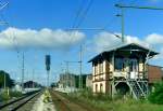 Der Bahnhof Jatznick (Strecke Berlin–Stralsund und Abzweig nach Ueckermnde) mit dem im April 2005 auer Betrieb gegangenen Stellwerk  W1  und neuen Auenbahnsteigen, aufgenommen am 04.10.2005