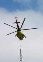 Neues von der Baustelle: Die eingesetzte Technik wird immer gewaltiger, eine slovakische Mil Mi 8 (OM AVS) transportiert Fahrleitungsmasten vom Lagerplatz Nassenheide an die Strecke nach Gr�neberg.