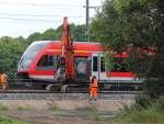 Die Schwellen sind angeschlagen, nun ist aber erst einmal kurze Pause, bis der GTW 2/6 auf der RB 12 nach Berlin-Lichtenberg durch ist.