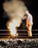 Unter den Augen des Fachmannes werden am  28.08.2013 in Nassenheide in einer Nachtschicht Schienen geschwei�t.