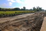So sieht es am 07.10.2012 am Streckenkilometer 35,2 der Nordbahn in Nassenheide aus. Hier erinnert kaum noch etwas an Eisenbahn, zurzeit wird hier das Grundwasser abgesenkt. Sp�ter sollen gerade in diesem Bereich noch bis zu 21 m lange Betonpf�hle eingerammt werden, weil sich in gr��erer Tiefe Moorschichten befinden.