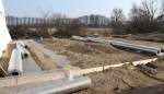 Neues von der Baustelle: Das Zelt ist eine L�nge nordw�rts wieder aufgebaut und hier wird der Bahndamm in Geogitter-Bauweise schichtweise aufgebaut.