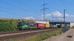 Ein Containerzug kurz vor der Durchfahrt durch den Bahnhof Kavelstorf.
Aufgenommen im Juni 2023.