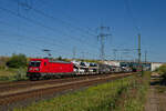Mit einem gemischten G�terzug in Richtung Rostock-Seehafen rollt 187 171-4 langsam in den Bahnhof Kavelstorf ein.
