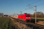 Als Ersatz für den IC 2273 ist 101 063-6 mit dem IC 2893 in Richtung Dresden unterwegs. Fotografiert am 27.02.2022 in Gragetopshof bei Rostock. 