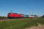 DB Cargo 193 332-4 mit einem bunten KLV-Zug auf dem Weg in Richtung Berlin.