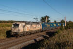 383 212-8 von Budamar durchfährt mit einem LKW Walter KLV Zug in Richtung Rostock Seehafen den Haltepunkt Kronskamp. Fotografiert am 25.09.2025. 
