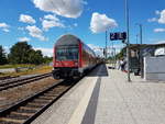 So muss das: DABbuzfa 760 (26-33 052-2) mit einer kompletten Reichsbahngarnitur (4 DBuza 747.5, alle mit Übersetzfenstern) und 112 190 am 30.06.2018 in Züssow als RE3 nach Berlin.