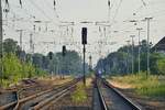Blick auf den Bahnhof Zossen vom BÜ Oertelufer. Mit dem Umbau der Dresdener Bahn auf 200kmh wird es hier mit der Idylle vorbei sein. Die BÜ fallen Weg und der Bahnhof wird ein moderner Bau zwischen Schallschutzwänden.

Zossen 19.07.2020