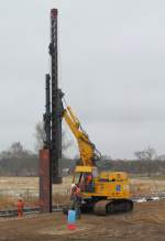 Neues von der Baustelle: Ein paar Meter mssen sie noch rein, denn sie sind in diesem Bereich 9,50 m lang. Die Fa. Spitzke rammt Pfahlgrndungen fr die Fundamente der Fahrleitungsmaste. So am 26.02.2013 in Nassenheide gesehen.