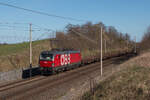 Mit einem Stahlzug ist 1293 044-4 in Richtung Rostock Seehafen unterwegs. Fotografiert am 07.04.2020 in Kronskamp.