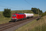 Die noch neu glänzende Vectron Dual Mode Light (249 014-2) mit einer kurzen Übergabe in Richtung Rostock-Seehafen.