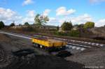 Ein Transportwagen fr Schienen und Baumaterial steht am 13.10.2012 abseits der Schienen im Bahnhof Grabowhfe.