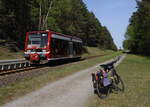 672 908 nahe Wesenberg, Haltepunkt Weißer See, rechts  das Fotografenrad.
09.05.2022  16:34 Uhr.