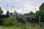 Schon lange hält am ehemaligen Kreuzungsbahnhof Hennigsdorf Nord kein Zug mehr. Die Treppen sind verschlossen und unten behält sich Bombardier ein Gleis für Testzwecke vor.

Hennigsdorf 16.07.2020