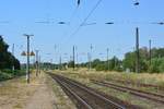 Blick vom Haltepunkt Meinsdorf auf die Einfahrt in den alten Rangierbahnhof. Heute herrscht hier reges treiben denn hier entsteht ein neuer Rangierbahnhof und alles wird erneuert und Gleise verschwenkt.

Meinsdorf 27.07.2018