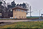Blick auf das ehemalige mechanische Stellwerk in Thießen (Coswig (Anhalt)), hier mit der noch erkennbaren Anschrift  Thiessen , das um 2012 durch ESTW-Technik ersetzt wurde.
Weitere genaue Daten liegen mir leider nicht vor.

🚩 Bahnstrecke Wiesenburg–Roßlau (KBS 207)
🕓 5.12.2020 | 15:12 Uhr

(Smartphone-Aufnahme)
