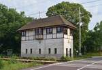 Blick auf das Stellwerk B2 von 1923. Das Stellwerk ist mechanisch und hat den Bahnhofskopf Richtung Dessau sowie einen BÜ zu bedienen.

Wiesenburg 20.07.2020