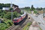 Ein Gleis verblieb für den Personenverkehr in Betrieb während des Umbaus von Roßlauer Güterbahnhof und den Zufahrtgleisen. 112 184 rauscht mit ihrem RE7 nach Wünsdorf durch Roßlau.

Roßlau 24.07.2020